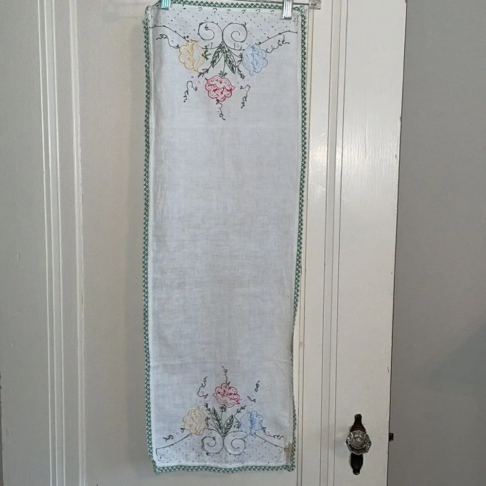 Vintage white table runner‎ with floral embroidery & crochet edges